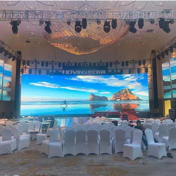 Projeto de estrutura de treliça para iluminação de sala de conferências interna