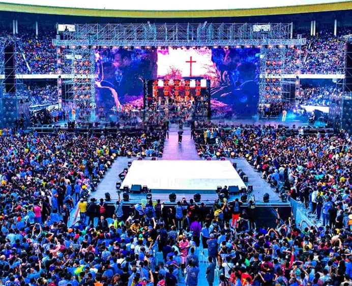 O palco para concertos gospel de Maajabu foi instalado com sucesso sob a estrutura de suporte da Loong Stage Technique.