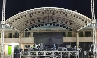 Palco com cobertura curva personalizada em alumínio